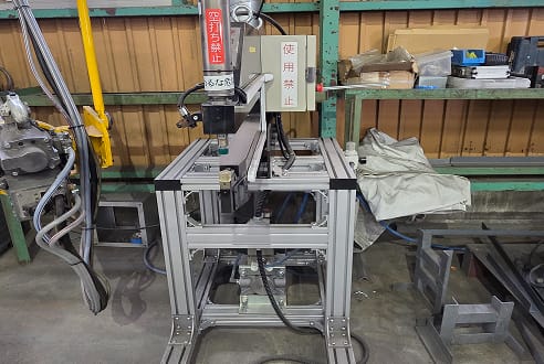 クリンチかしめ機